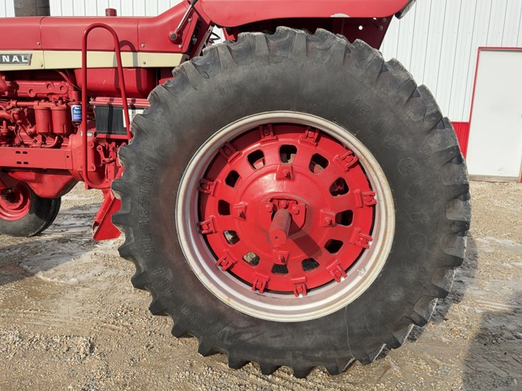 1970-ih-farmall-856-tractor-image-23