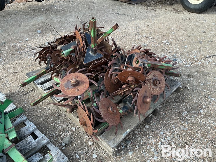 john-deere-max-emerge-planter-opening-units-image-7