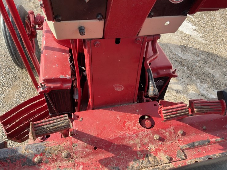 1970-ih-farmall-856-tractor-image-56