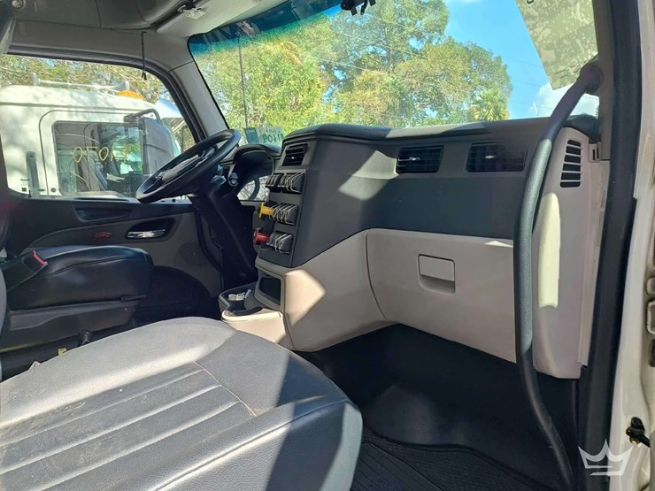 2022-peterbilt-567-t/a-wet-kit-day-cab-truck-tractor-image-38