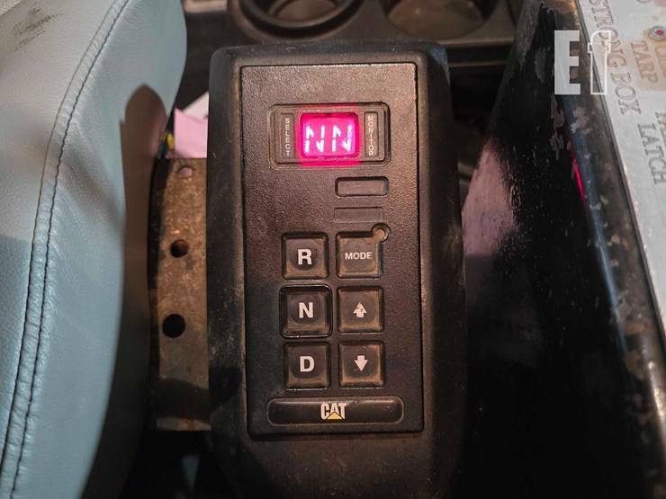 2013-caterpillar-ct660s-image-19