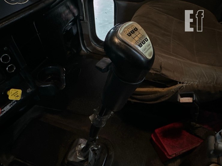 2005-peterbilt-385-image-14