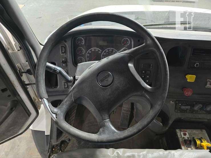 2016-freightliner-114sd-image-14