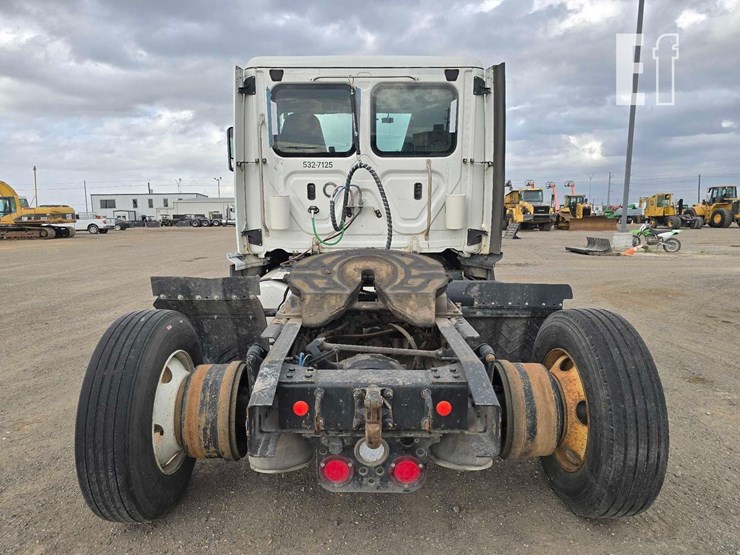 2018-freightliner-cascadia-113-image-8