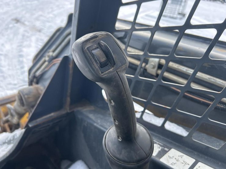 2017-deere-320e-image-44