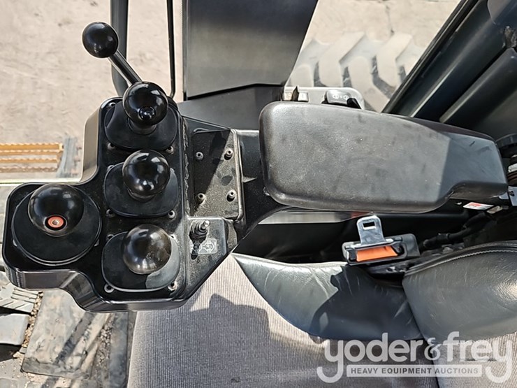 2017-deere-672g-image-32