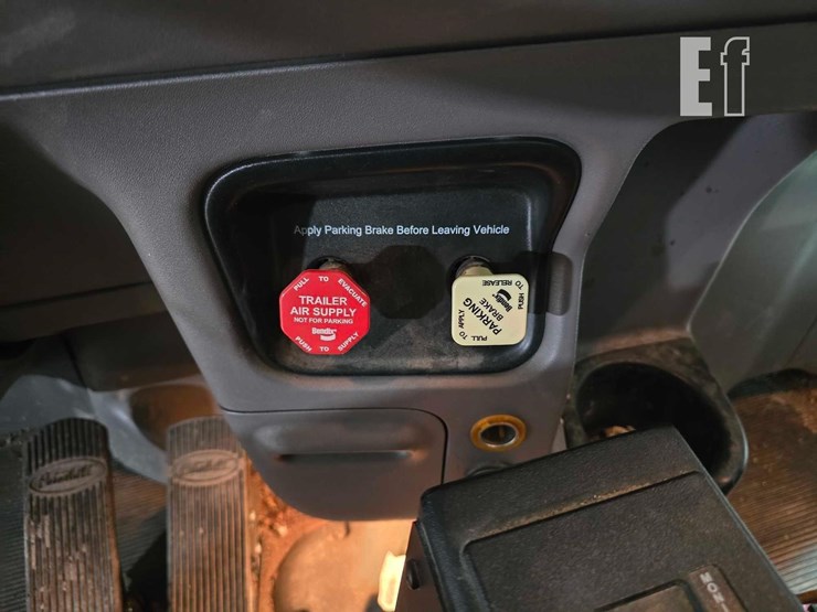 2012-peterbilt-365-image-16