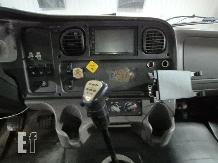 2014-freightliner-business-class-m2-106-image-15