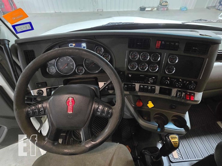 2017-kenworth-t880-image-16