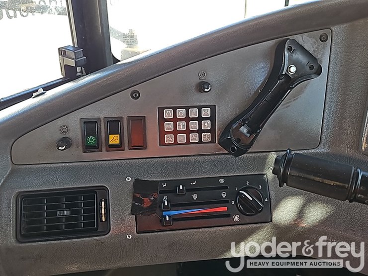 2005-volvo-a30-image-34