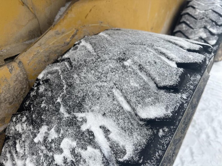 2017-deere-320e-image-51