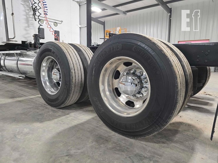 2017-kenworth-t880-image-36