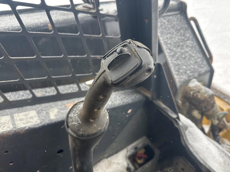 2017-deere-320e-image-36