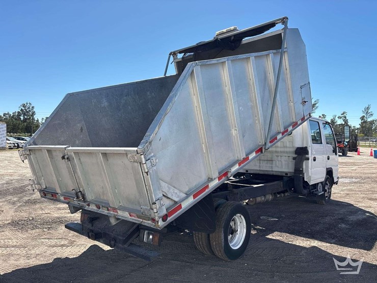 2006-isuzu-npr-image-3