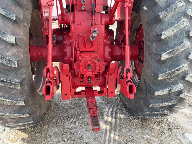 1970-ih-farmall-856-tractor-image-26