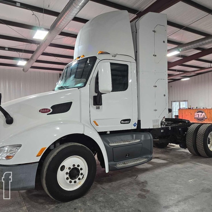 2017 PETERBILT 579