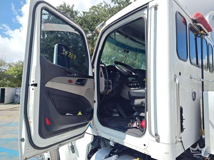 2022-peterbilt-567-t/a-wet-kit-day-cab-truck-tractor-image-17