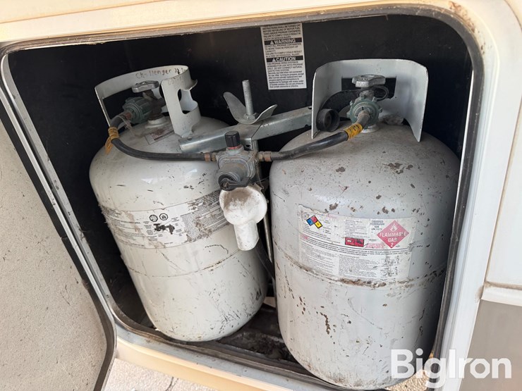 2009-keystone-challenger-32-sat-5th-wheel-camper-trailer-image-16