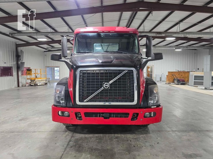 2017-volvo-vnl42300-image-7