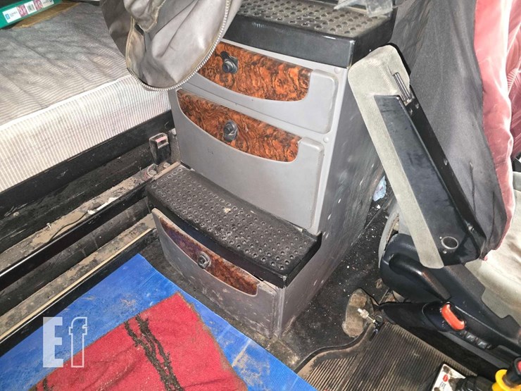 2016-kenworth-t2000-image-18