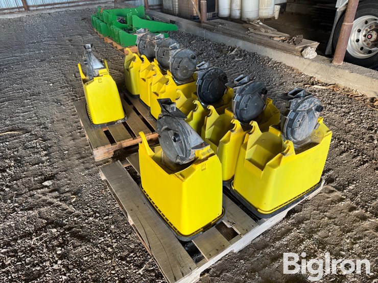 john-deere-max-emerge-planter-boxes-w/precision-planting-seed-units-image-1