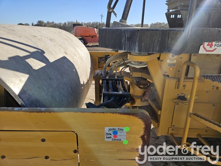 2016-caterpillar-cs54b-image-13