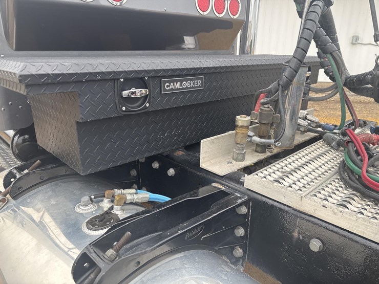 2006-peterbilt-379-image-21