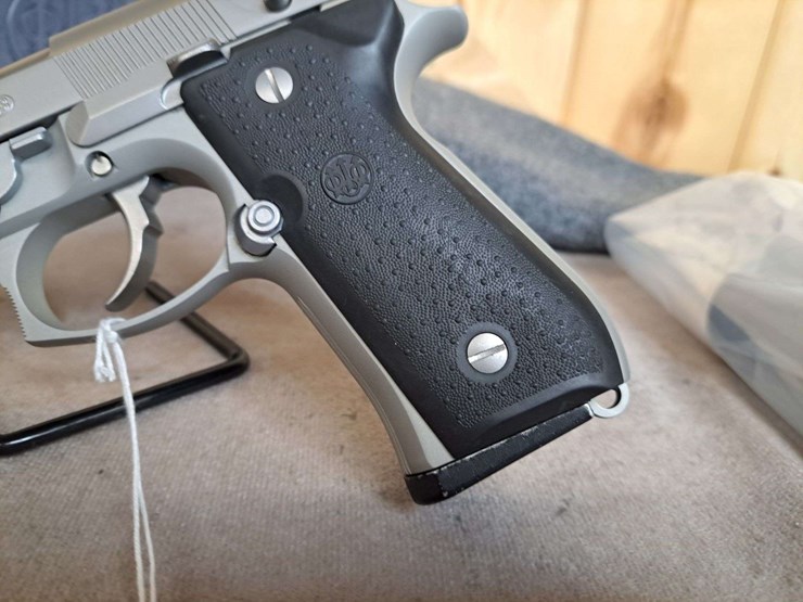 beretta-model-96-.40-semiauto-pistol-image-3