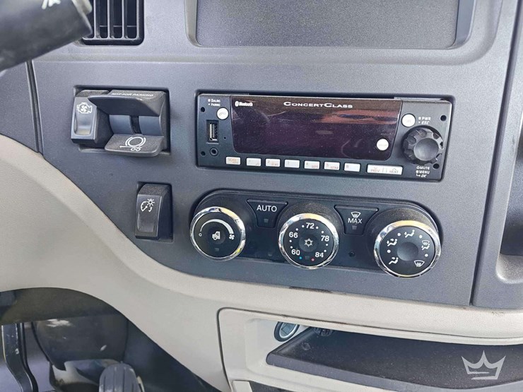 2023-peterbilt-567-image-21