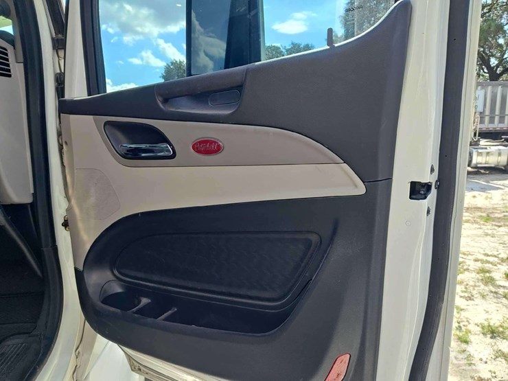 2022-peterbilt-567-t/a-wet-kit-day-cab-truck-tractor-image-23