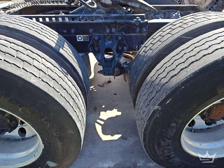 2023-peterbilt-567-image-38