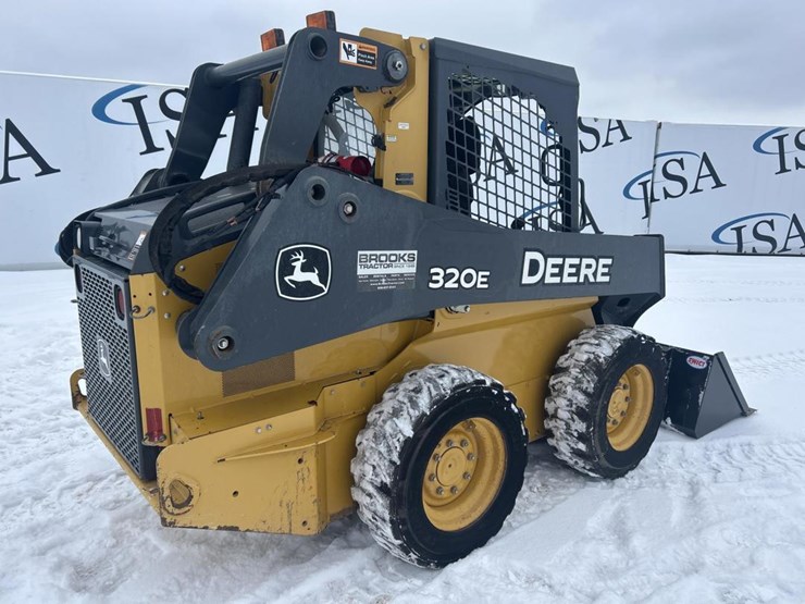 2017-deere-320e-image-5