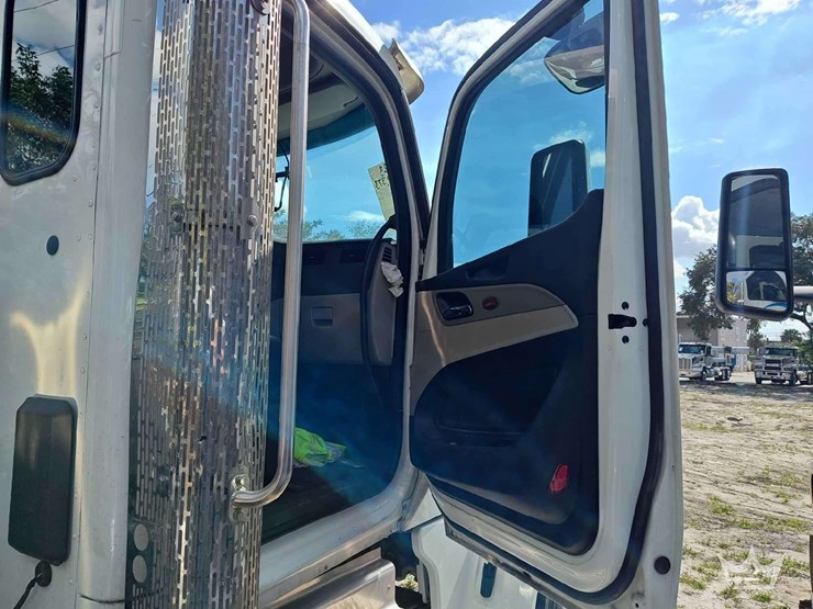 2023-peterbilt-567-t/a-wet-kit-day-cab-truck-tractor-image-30