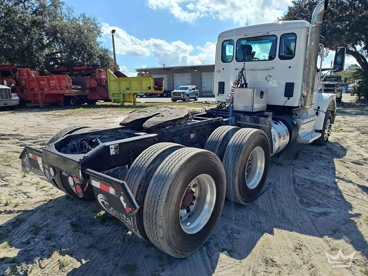 2022-peterbilt-567-t/a-wet-kit-day-cab-truck-tractor-image-3