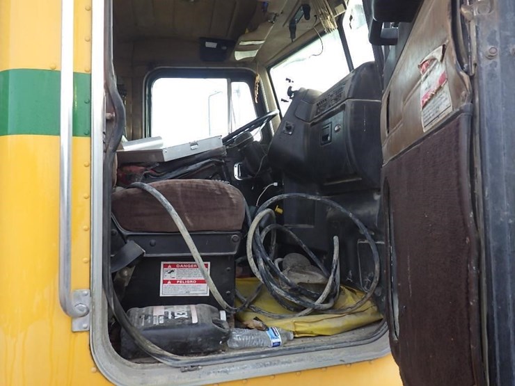 2001-peterbilt-357-image-31