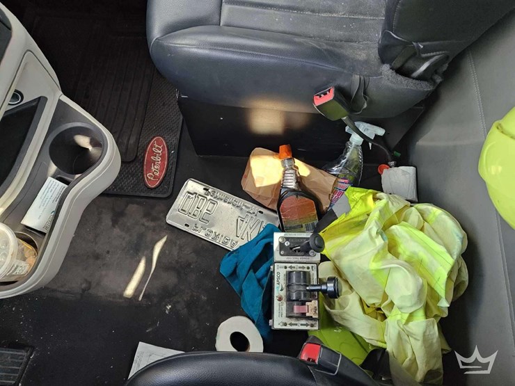 2022-peterbilt-567-t/a-wet-kit-day-cab-truck-tractor-image-32