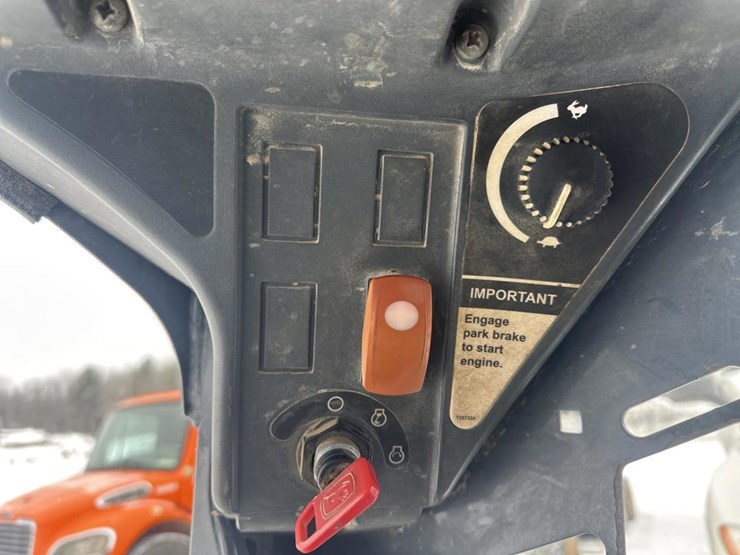 2017-deere-320e-image-39