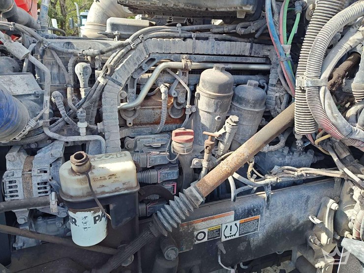 2022-peterbilt-567-t/a-wet-kit-day-cab-truck-tractor-image-10