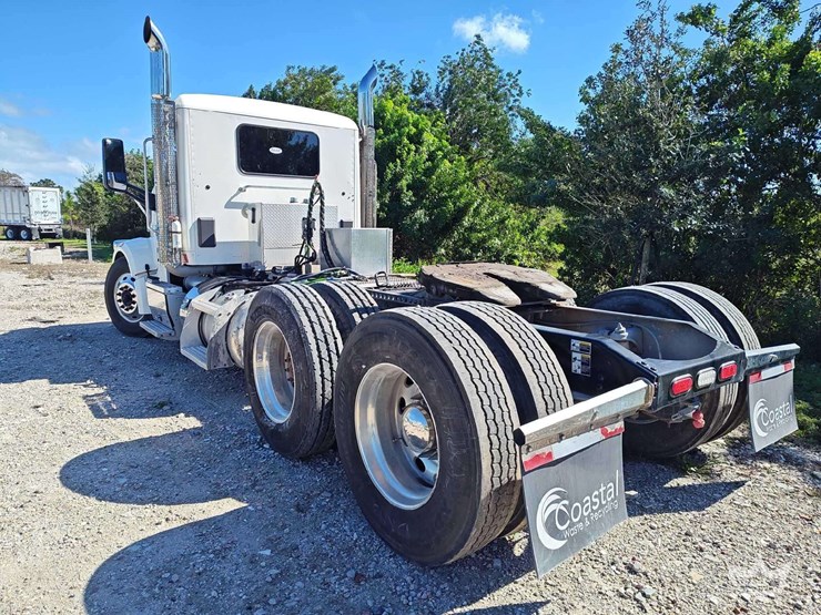 2022-peterbilt-567-image-4