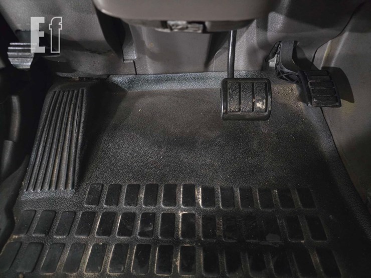 2013-volvo-vnl64t300-image-11