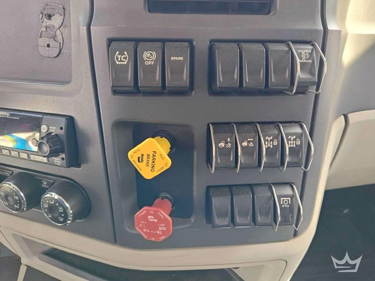 2022-peterbilt-567-t/a-wet-kit-day-cab-truck-tractor-image-35