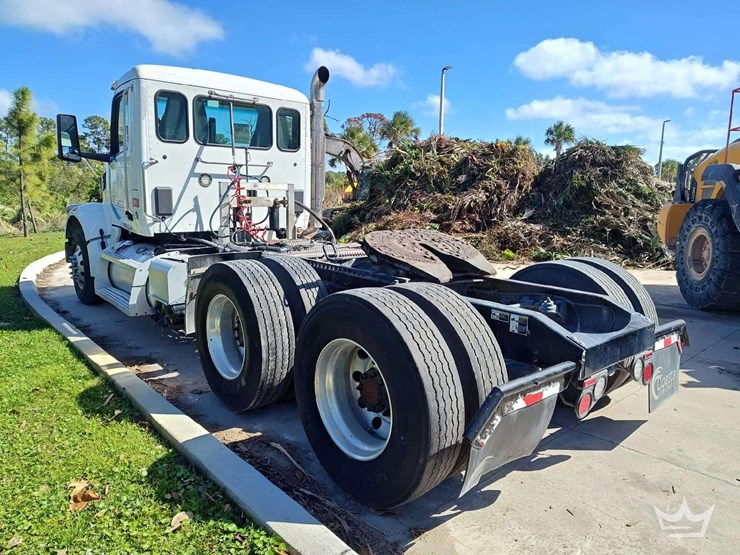 2023-peterbilt-567-image-4