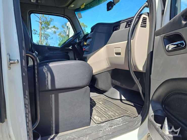 2023-peterbilt-567-image-25