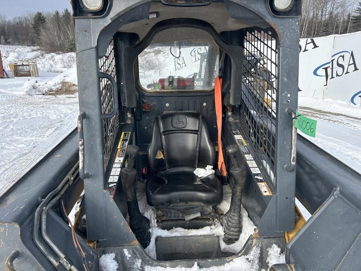 2017-deere-320e-image-39