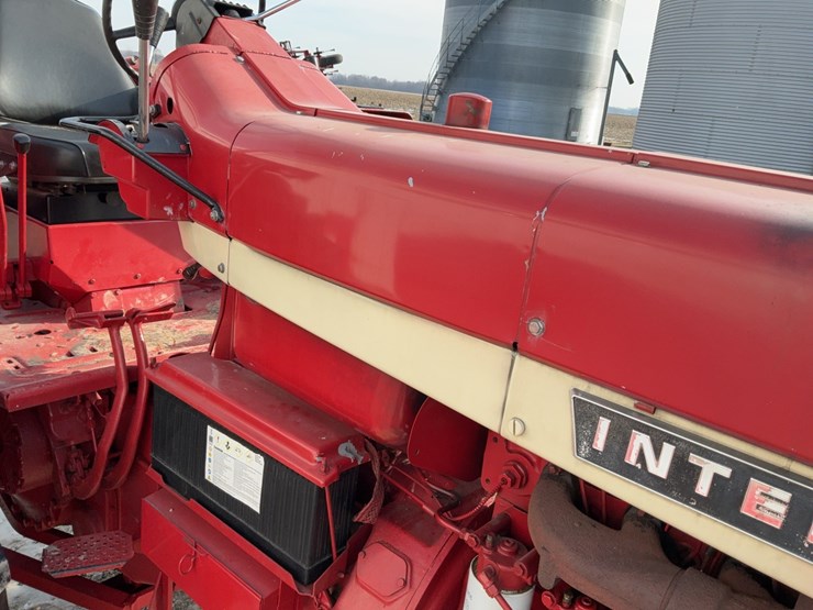 1970-ih-farmall-856-tractor-image-48