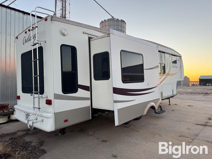 2009-keystone-challenger-32-sat-5th-wheel-camper-trailer-image-5