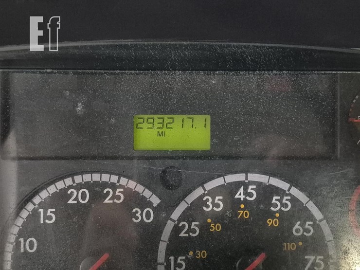 2014-freightliner-business-class-m2-106-image-12