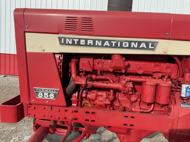 1970-ih-farmall-856-tractor-image-16