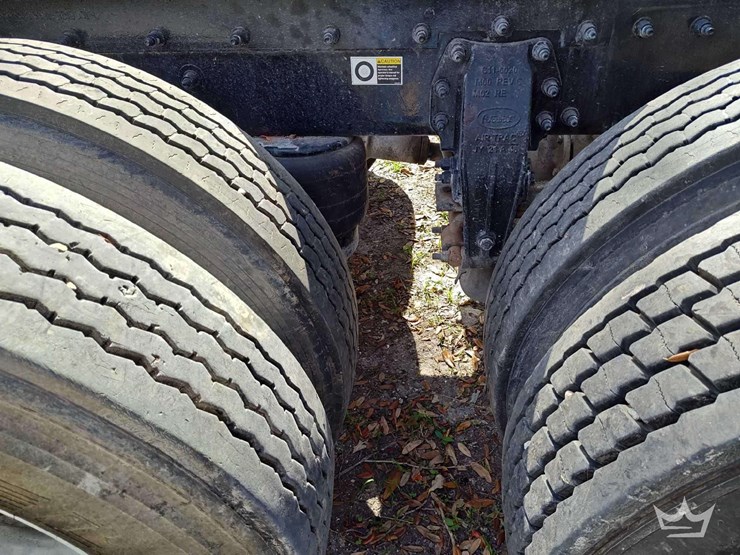 2022-peterbilt-567-t/a-wet-kit-day-cab-truck-tractor-image-23