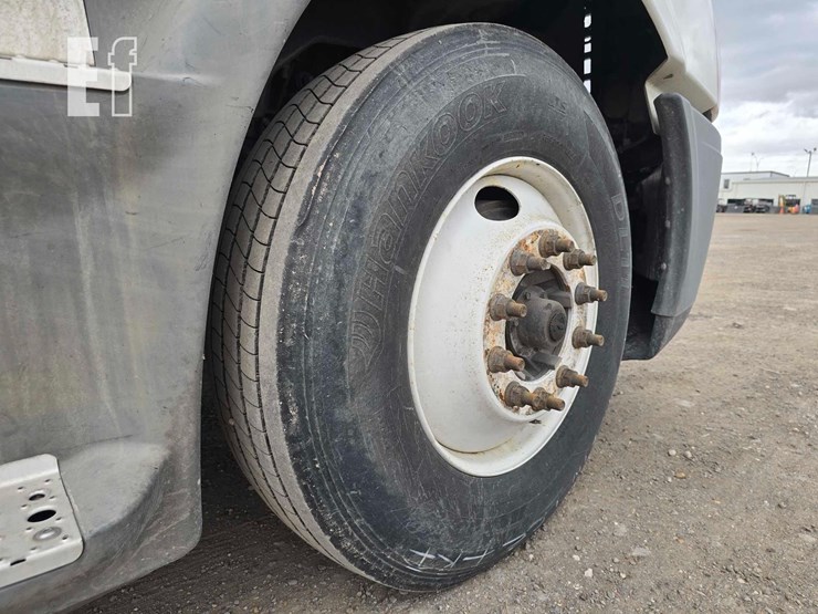 2018-freightliner-cascadia-113-image-14